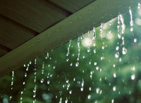 Nước mưa có sạch không? Sử dụng nước mưa có an toàn?
